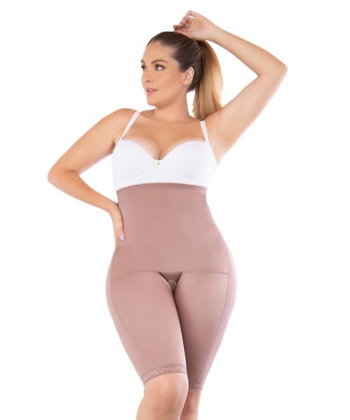 Panty moldeador hasta la rodilla con control medio y realce de glúteos