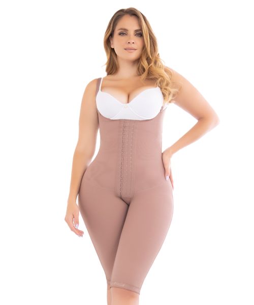 Faja postquirúrgica alta compresión a la rodilla con busto libre y realce de glúteos